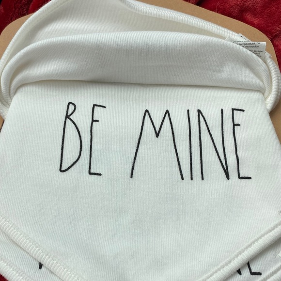 NWT RAE DUNN Valentine Bib Set - Picture 3 of 4